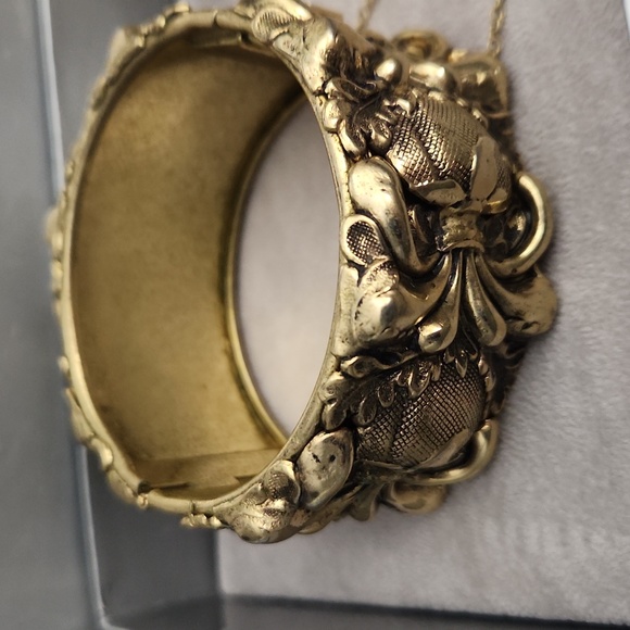 WHITING & DAVIS Bracelet and matching clip on screw bk earrings - Picture 2 of 12